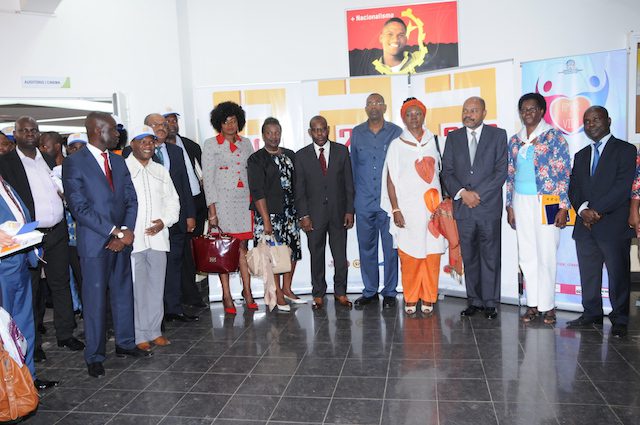 foto família com todas as partes envolvidas e apoiantes do programa p200, que promove o empreendedorismo entre os jovens angolanos. (foto: pancho) - portal de angola