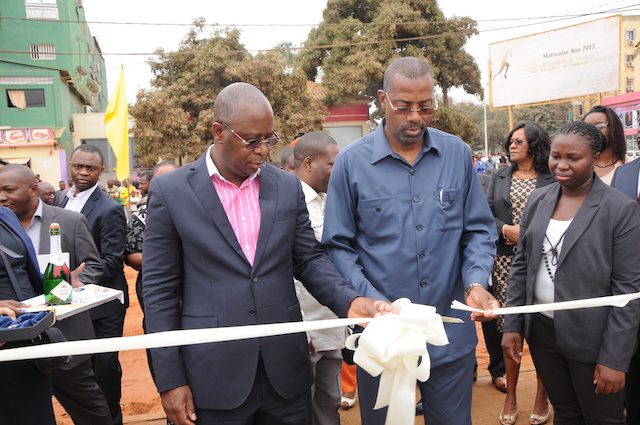 o tradicional corte da fita no primeiro quiosque de viana. (foto: portal de angola) - portal de angola