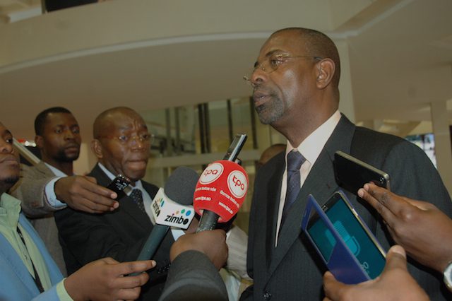 O ministro Gonçalves Muandumba falando à mídia nacional. (Foto: Portal de Angola)