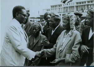 agostinho neto, durante a célebre visita a malanje. (foto: d.r.) - portal de angola